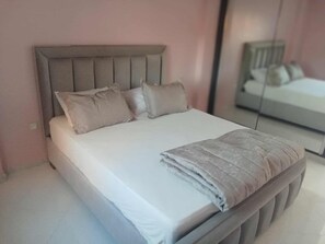 Iron/ironing board, internet, bed sheets