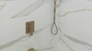 تجهيزات دش، مجففات شعر، مناشف، صابون
