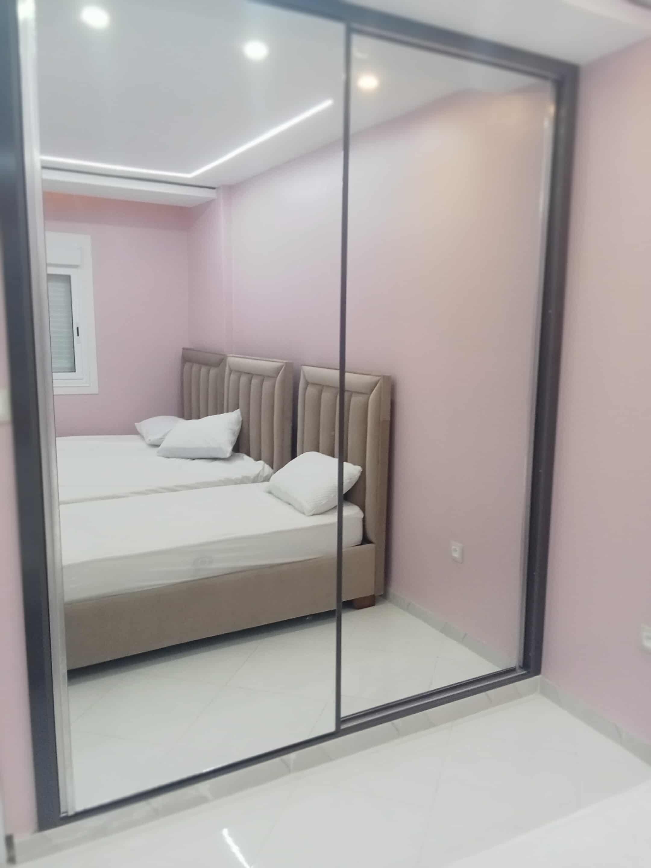 2 quartos, ferros/tábuas de passar roupa, acesso à internet