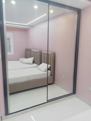 Iron/ironing board, Internet, bed sheets