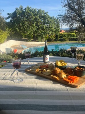 Outdoor dining - Charm and relaxed living in Lorgues: Villa Tira, swimming pool and 3300 m2 garden (Lorgues)