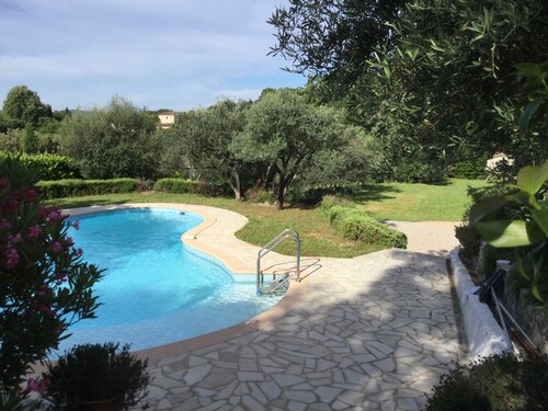Charm and relaxed living in Lorgues: Villa Tira, swimming pool and 3300 m2 garden