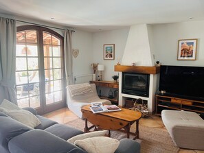 TV, DVD player, ping pong, books - Charm and relaxed living in Lorgues: Villa Tira, swimming pool and 3300 m2 garden (Lorgues)