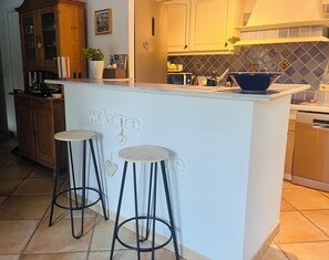 Fridge, microwave, oven, stovetop - Charm and relaxed living in Lorgues: Villa Tira, swimming pool and 3300 m2 garden (Lorgues)