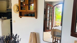 A dining area with a table, chairs, a mirror, and a cabinet with dishes. - Charm and relaxed living in Lorgues: Villa Tira, swimming pool and 3300 m2 garden (Lorgues)
