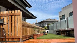A residential area with a wooden fence, a paved driveway, and a grassy lawn. - 7 Bedroom house w/ 2 kitchens (Vila Nova de Gaia)