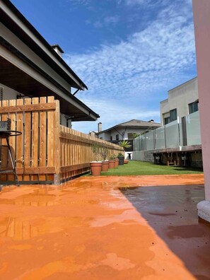 A residential area with a wooden fence, a paved driveway, and a grassy lawn. - 7 Bedroom house w/ 2 kitchens (Vila Nova de Gaia)