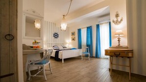 A bedroom with a bed, a desk, a chair, a dresser, and a lamp. - B&B Quattro Torri (Santa Teresa di Riva)