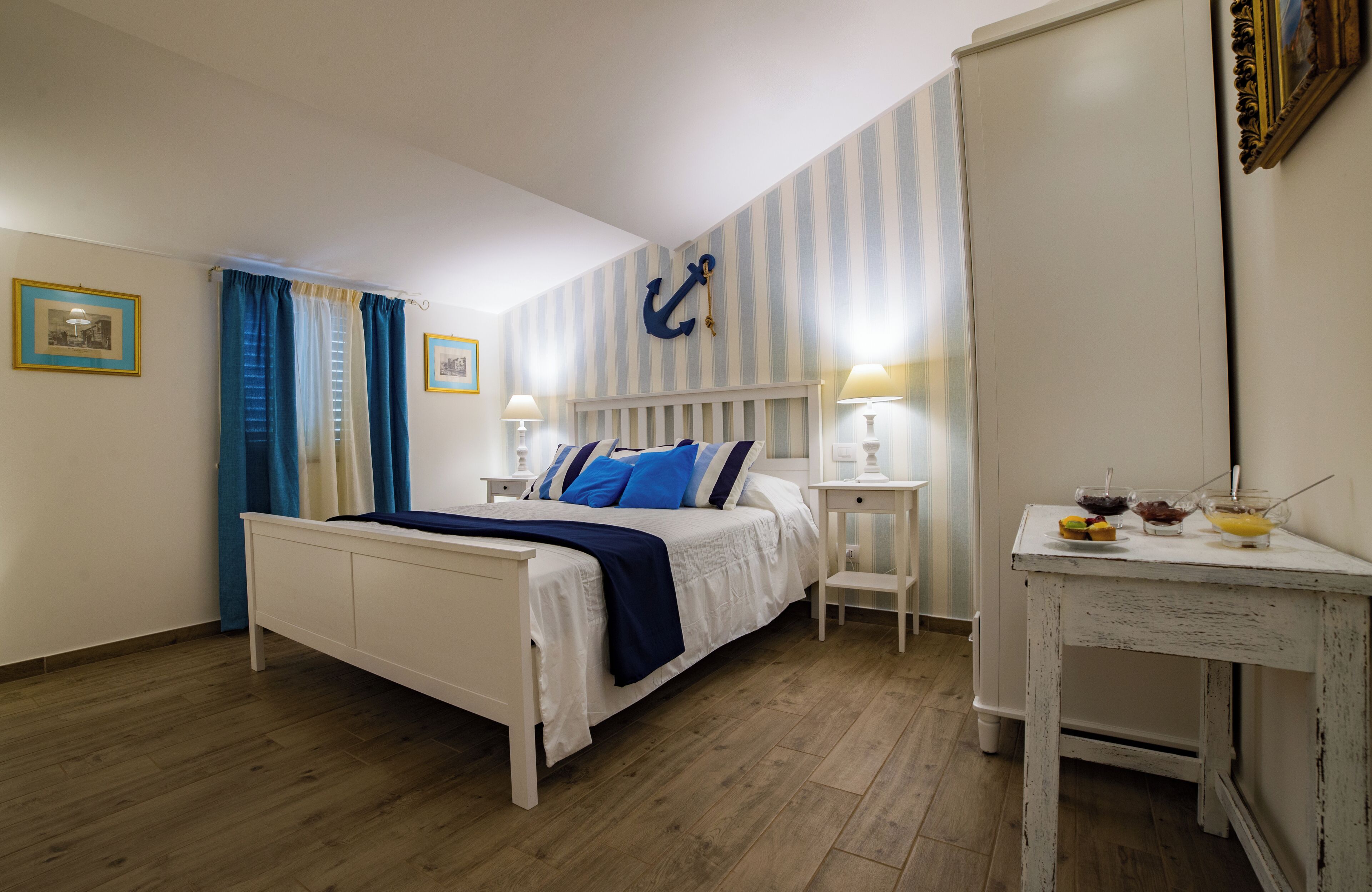 خزنة داخل الغرفة وتجهيزات عازلة للصوت وواي فاي مجانًا