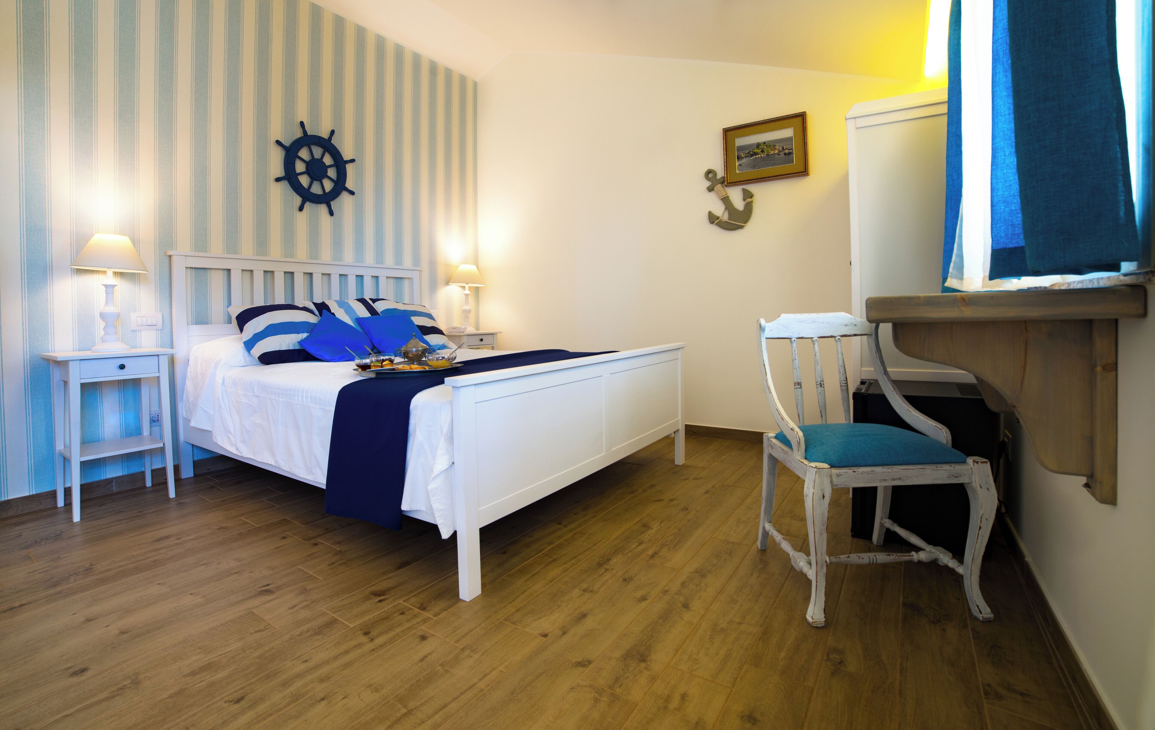 خزنة داخل الغرفة وتجهيزات عازلة للصوت وواي فاي مجانًا