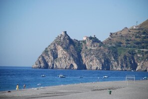 På stranden och parasoller