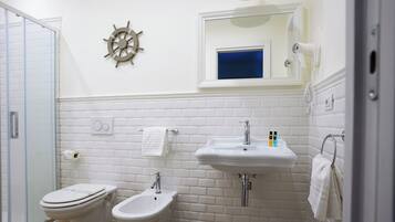 Superior-Doppelzimmer, Balkon | Badezimmer