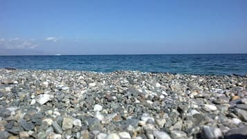 Sur la plage, parasol