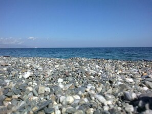 On the beach, beach umbrellas - B&B Quattro Torri (Santa Teresa di Riva)