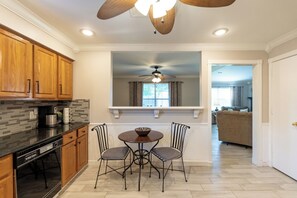 Interior - Dog Friendly+Sleeps 6+KING (Rogers)