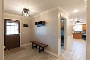 Interior - Dog Friendly+Sleeps 6+KING+Close to Bike Trail (Rogers)