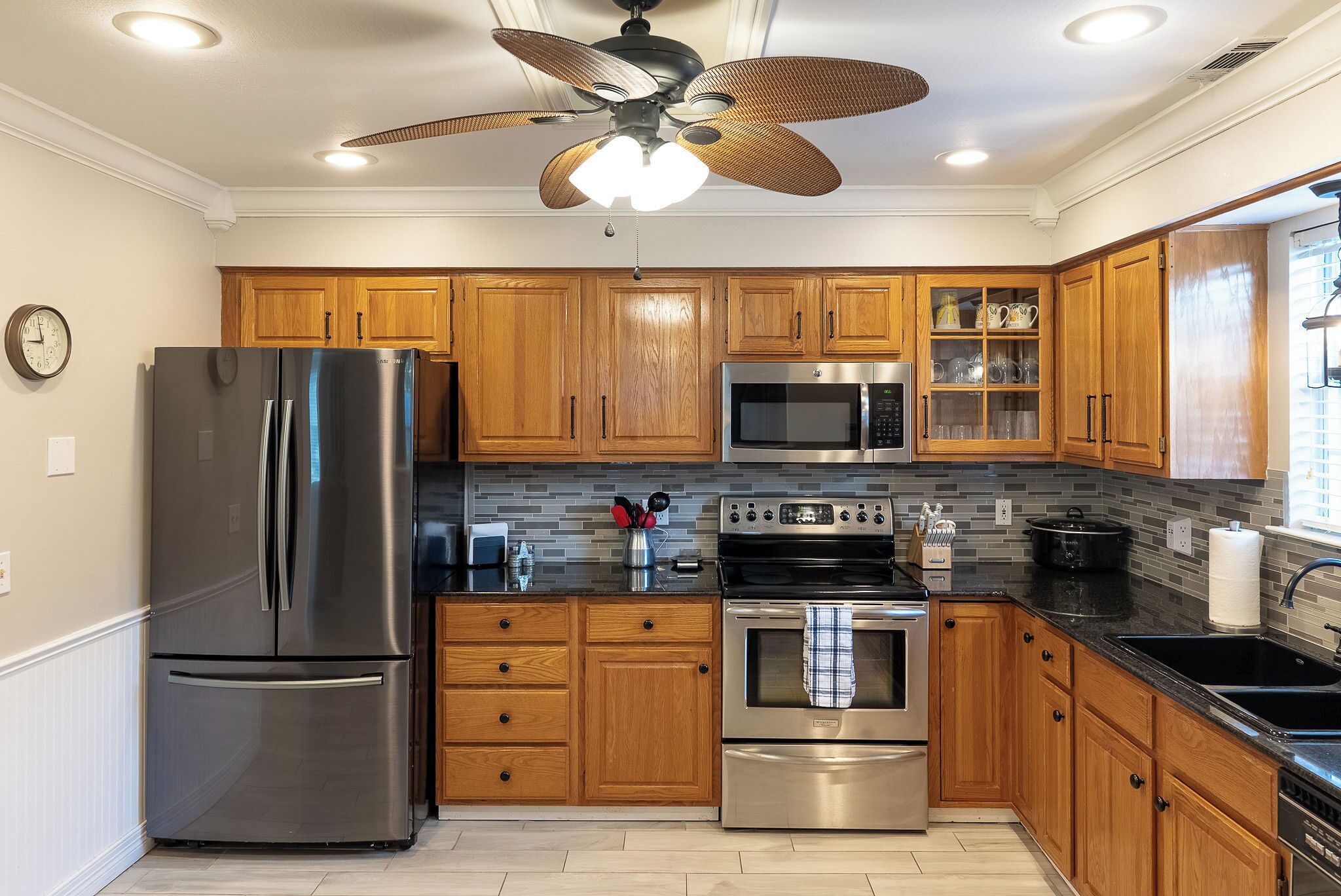 Kjøleskap, mikrobølgeovn, ovn og kokeplater