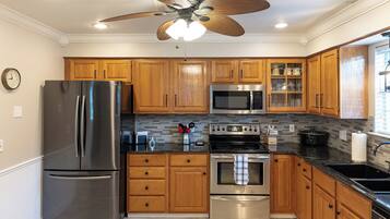 Kjøleskap, mikrobølgeovn, ovn og kokeplater