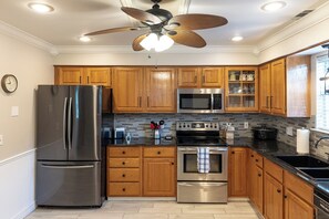 Kjøleskap, mikrobølgeovn, ovn og kokeplater