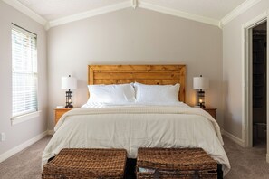 3 bedrooms, in-room safe, iron/ironing board, free WiFi - Dog Friendly+Sleeps 6+KING (Rogers)