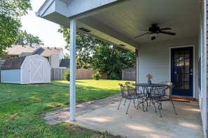 Outdoor dining - Dog Friendly+Sleeps 6+KING+Close to Bike Trail (Rogers)