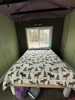 1 bedroom, WiFi, bed sheets - Totuck Lake Tiny House (Wasilla)