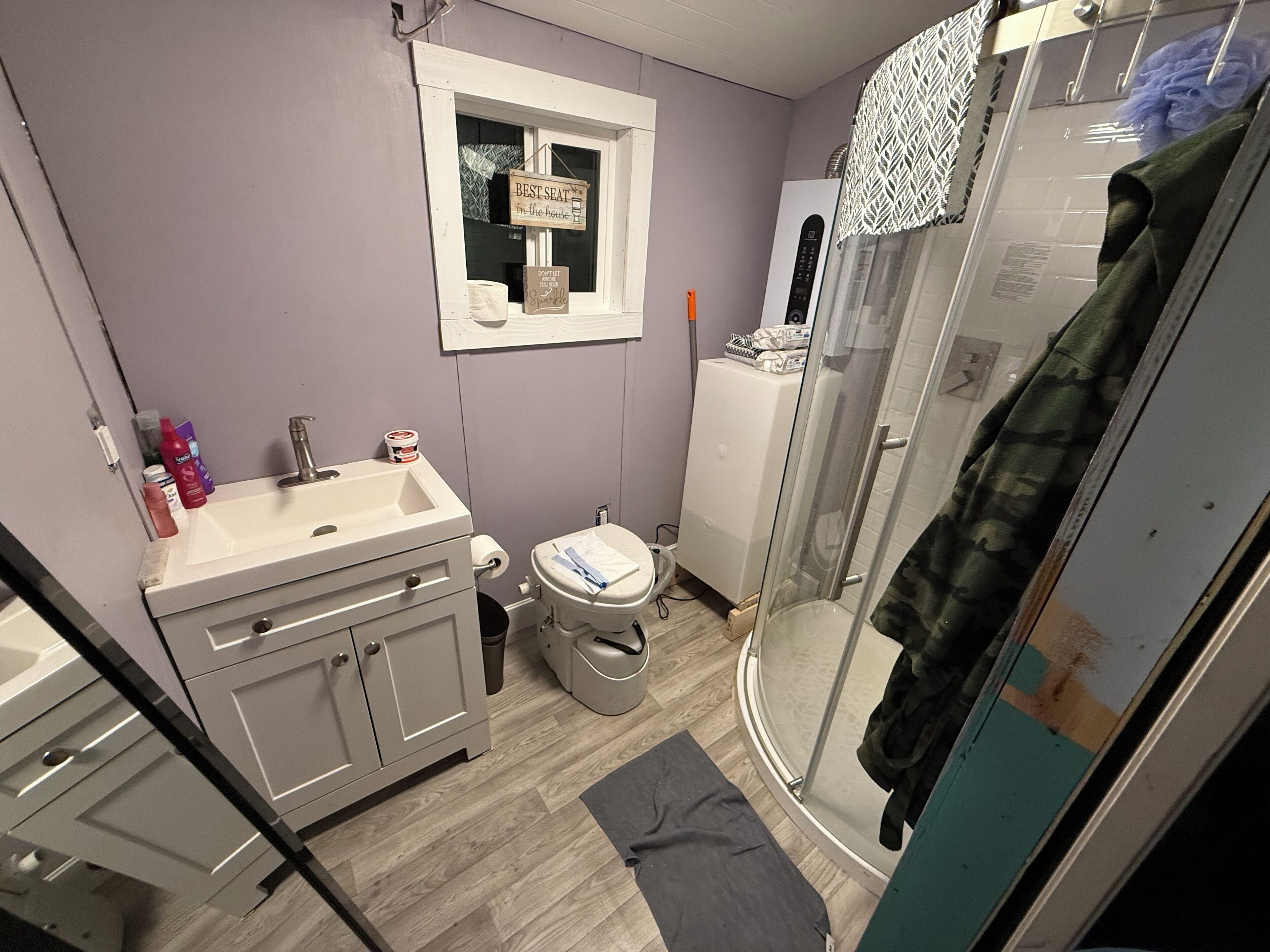 Douche, sèche-cheveux, serviettes fournies, savon