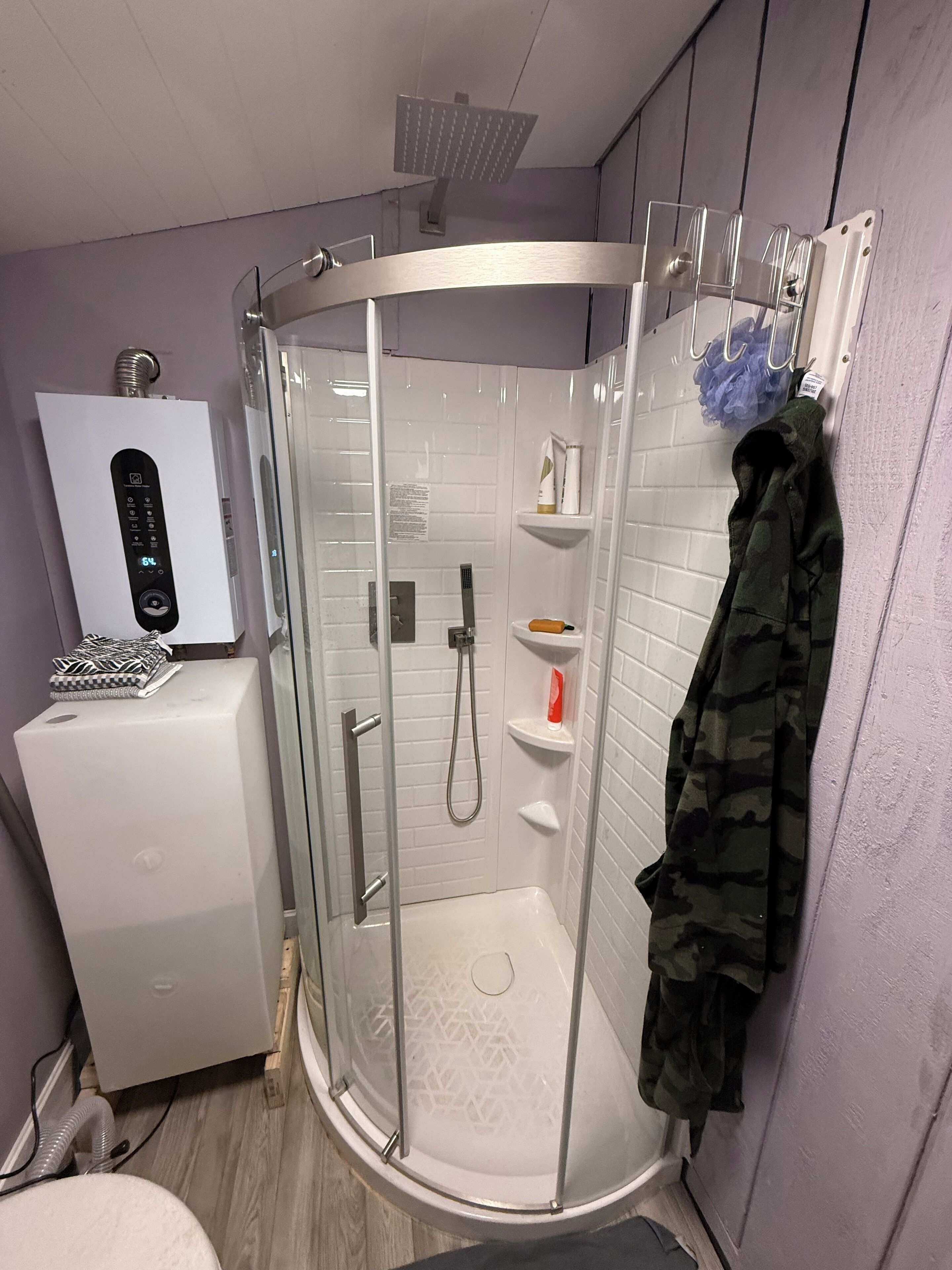 Een douche, een haardroger, handdoeken, zeep