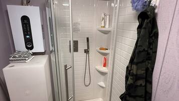 Een douche, een haardroger, handdoeken, zeep