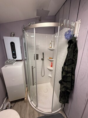 Een douche, een haardroger, handdoeken, zeep