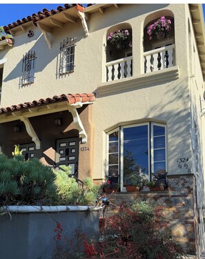 Exterior detail - WORLD CUP LOS ANGELES ONLY - Elegant Classic Hollywood Townhome (Los Angeles)