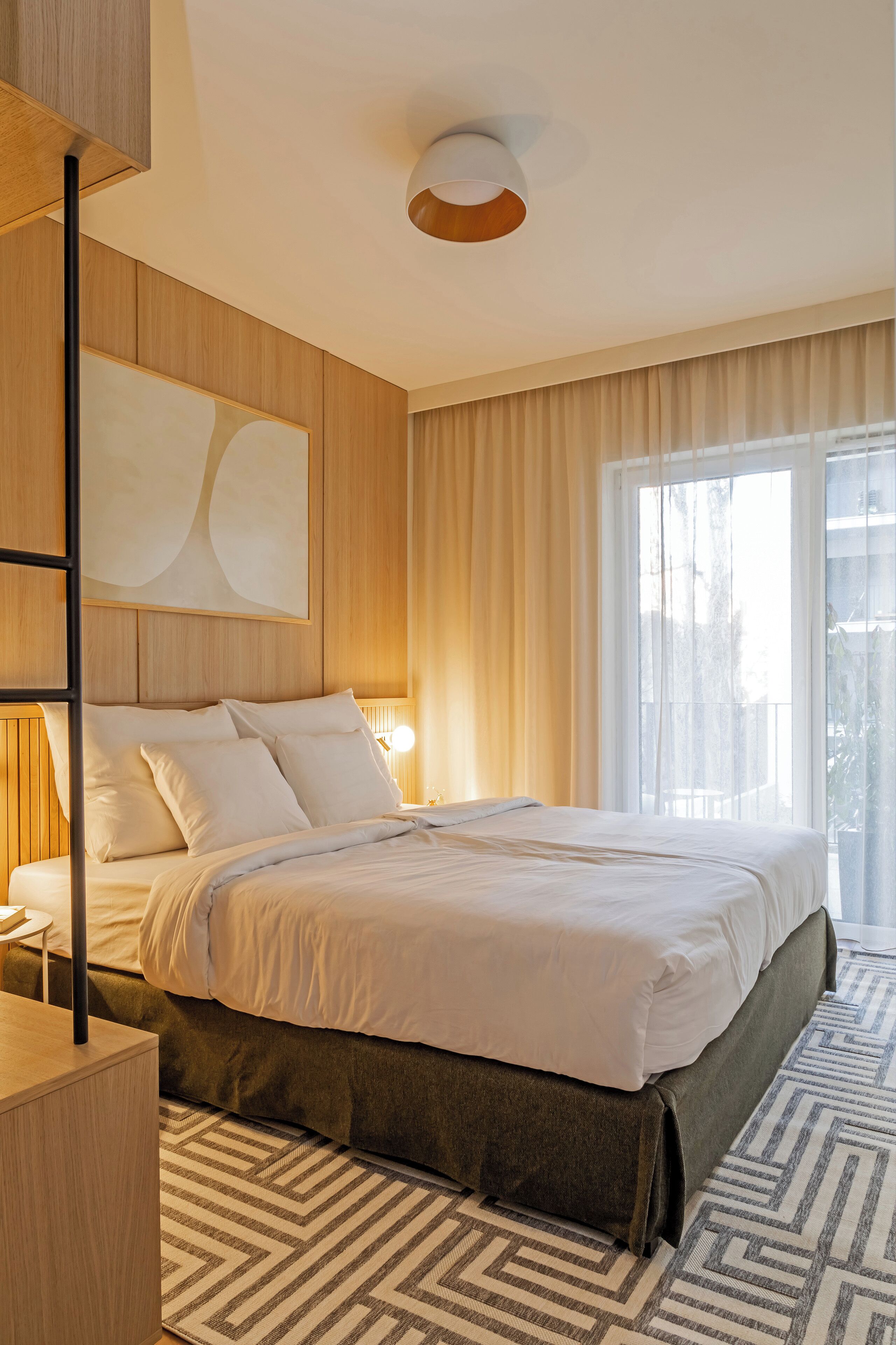 Een kluis op de kamer, een laptopwerkplek, verduisterende gordijnen