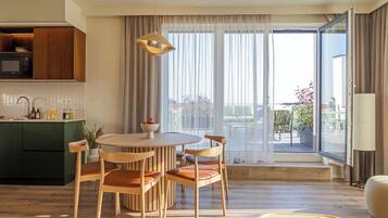 Penthouse, 3 habitaciones, vista a la ciudad | Área de sala de estar | Televisión de pantalla plana de 55 pulgadas con canales por cable