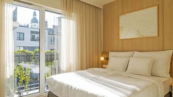 Departamento, 2 habitaciones, vista a la ciudad | Caja de seguridad en la habitación y espacio para trabajar con laptop