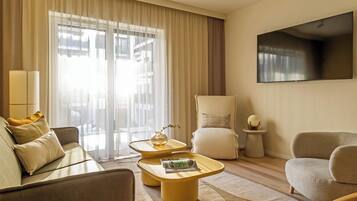 Departamento, 2 habitaciones | Área de sala de estar | Televisión de pantalla plana de 55 pulgadas con canales por cable