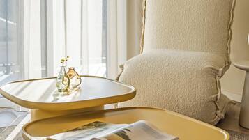 Departamento, 2 habitaciones, vista a la ciudad | Área de sala de estar | Televisión de pantalla plana de 55 pulgadas con canales por cable