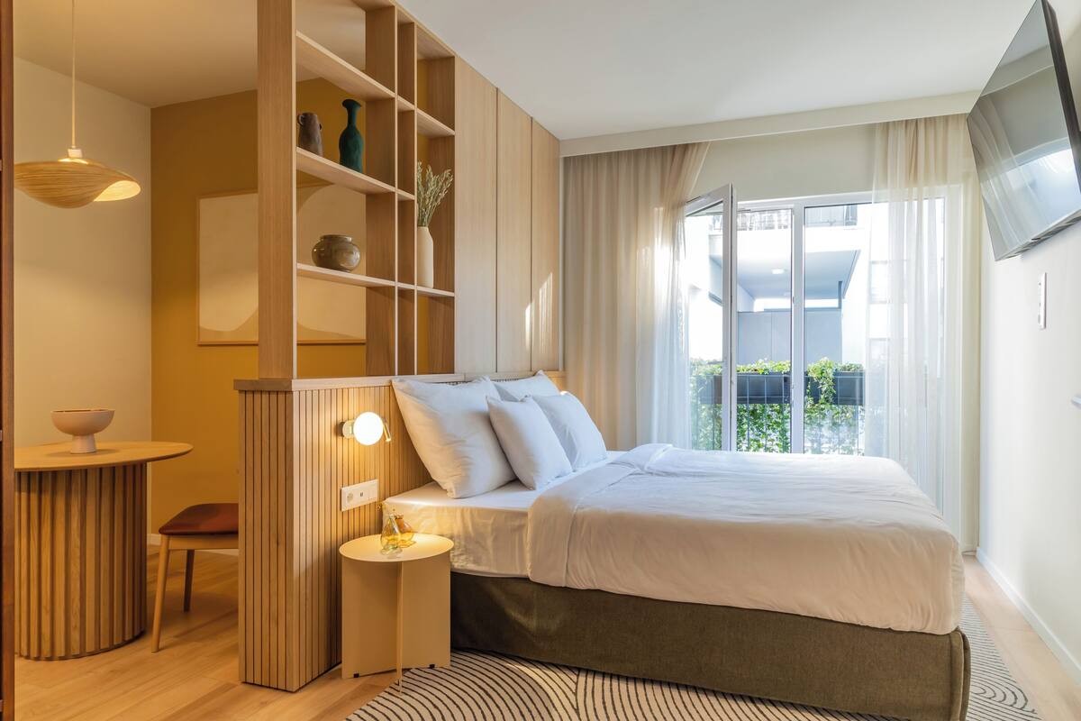 Studio, Garden View | In-room safe, laptop workspace, blackout drapes
