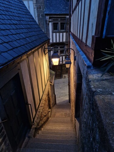 10 minutes from Mont Saint Michel: small new house.