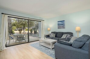 Smart TV, computer monitors - Spacious villa. Walk to beach! Desk w/monitor for remote work. Golf course view. (Hilton Head Island)