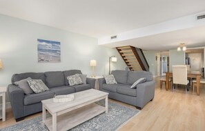 Smart TV, computer monitors - Spacious villa. Walk to beach! Desk w/monitor for remote work. Golf course view. (Hilton Head Island)