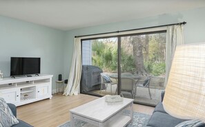 Smart TV, computer monitors - Spacious villa. Walk to beach! Desk w/monitor for remote work. Golf course view. (Hilton Head Island)