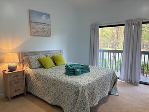 2 bedrooms, desk, free WiFi, bed sheets - Spacious villa. Walk to beach! Desk w/monitor for remote work. Golf course view. (Hilton Head Island)