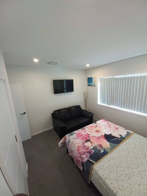 مكان نوم مشترك - غرفة نوم واحدة - للمدخنين - منظر للمدينة | وسيلة راحة في الغرفة