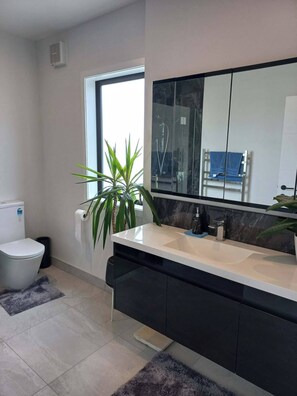 Shared Dormitory, 1 Bedroom, Smoking, City View | Bathroom