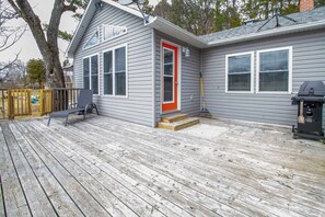 Terrace/patio - Riverside House - Four Bedroom Cottage, Sleeps 8 (Plevna)