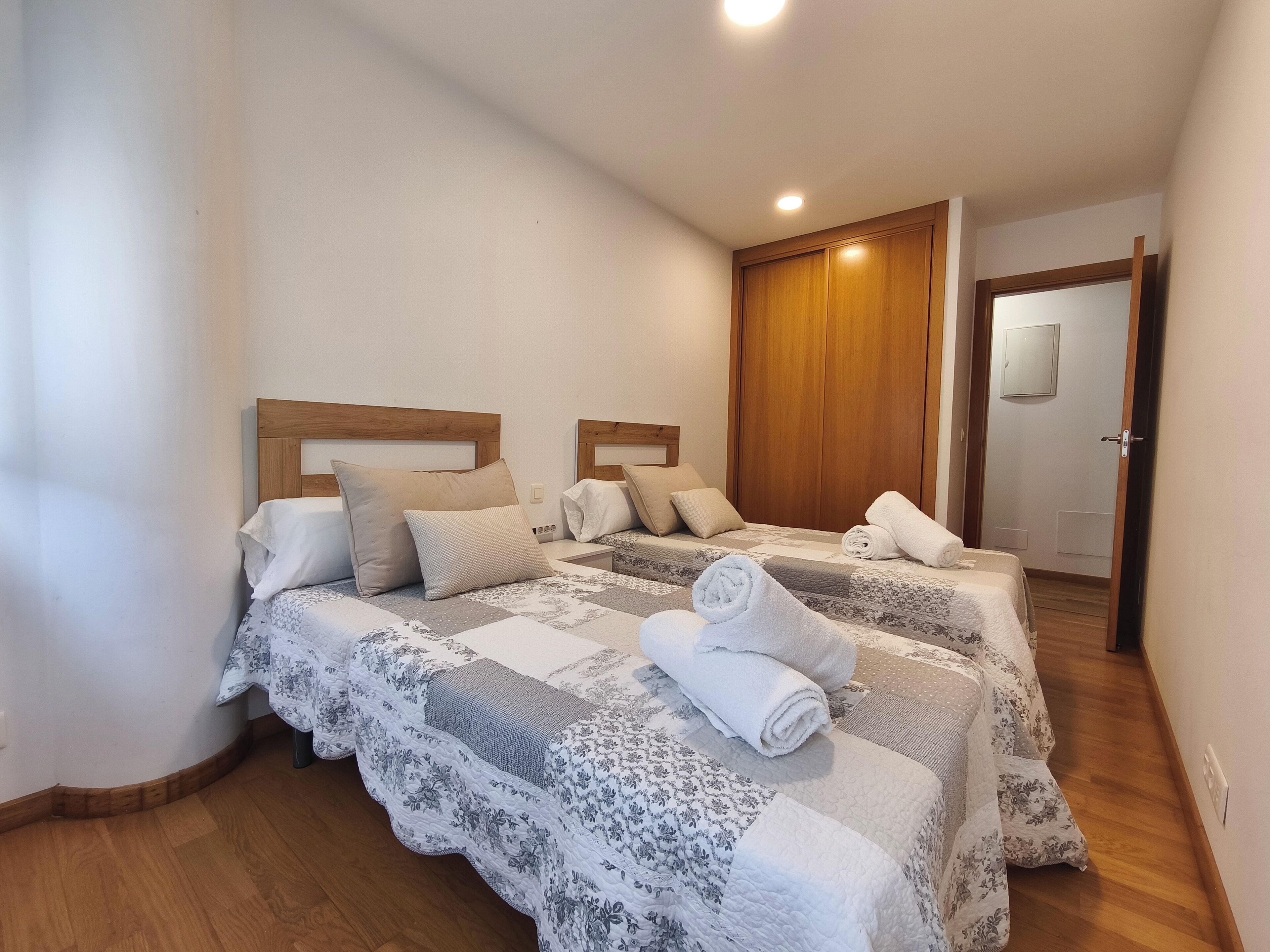 2 habitaciones, tabla de planchar con plancha, wifi y ropa de cama 