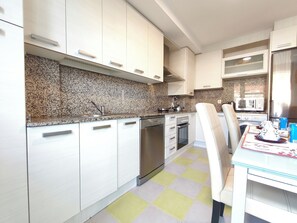 Mikrowelle, Ofen, Herdplatte, Geschirrspüler