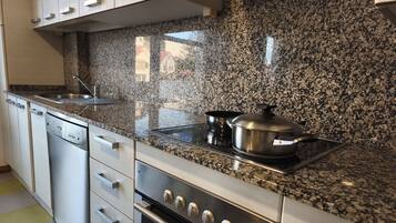 Mikrowelle, Ofen, Herdplatte, Geschirrspüler