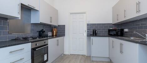 Geladeira, micro-ondas, fogão, torradeira