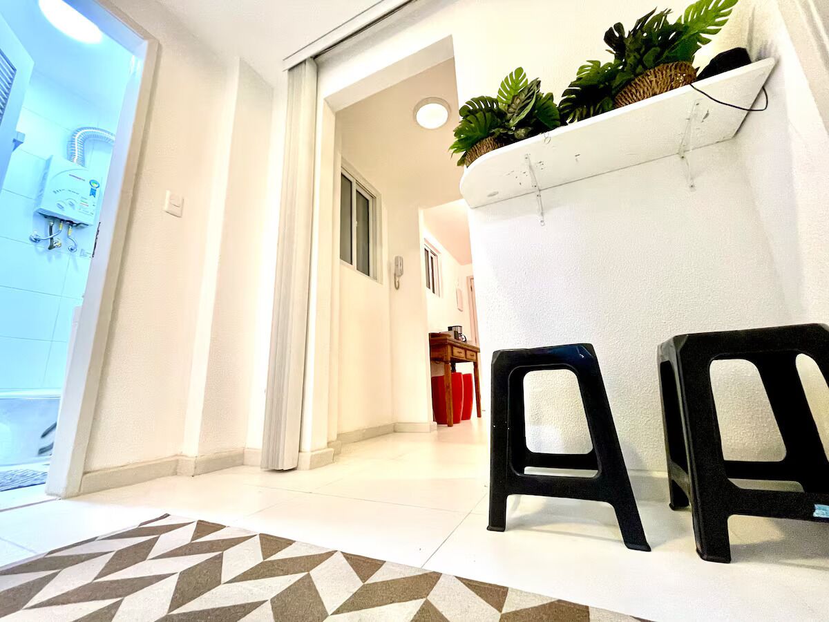 Chuveiro, toalhas de banho, sabonete, papel higiênico